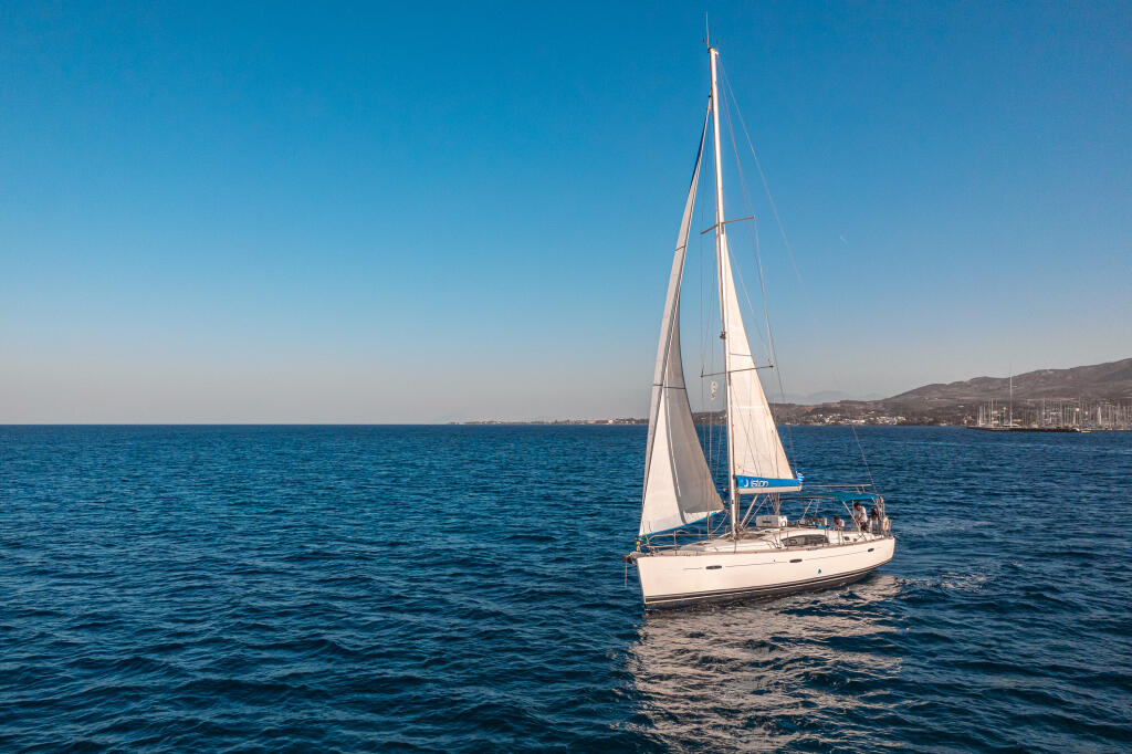 Sailing yacht 