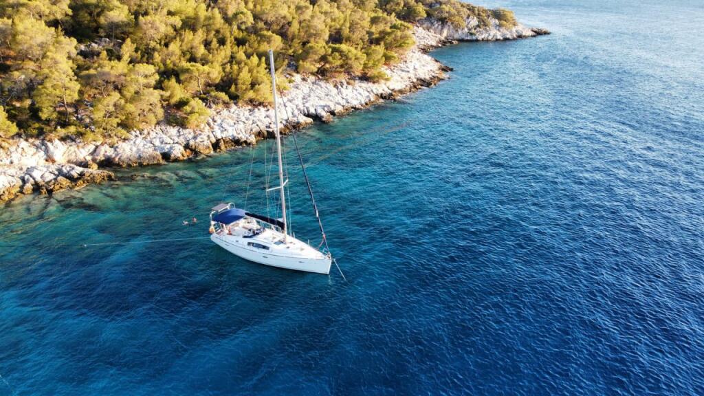 Sailing yacht 