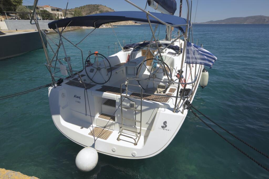Sailing yacht 