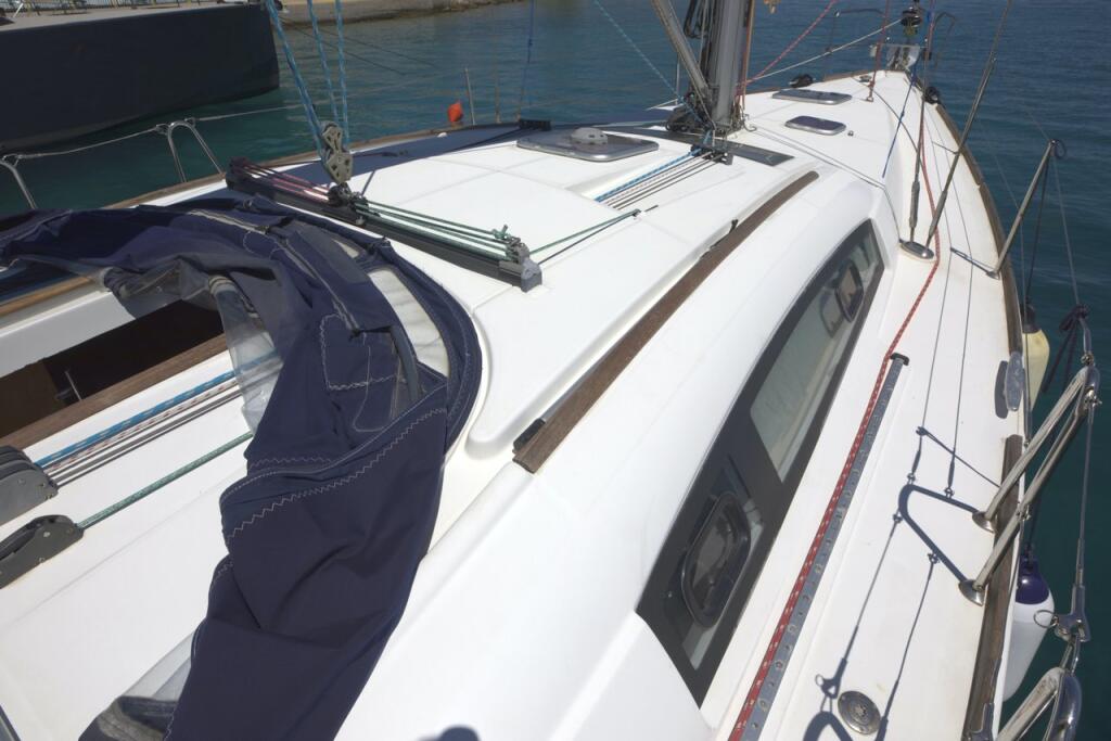 Sailing yacht 