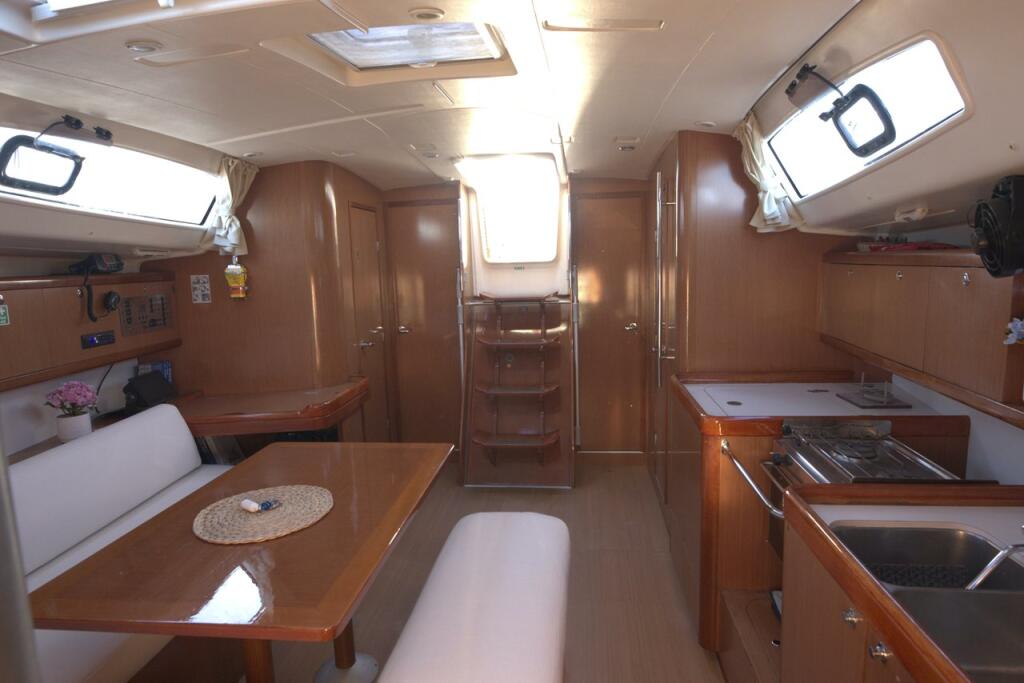 Sailing yacht 