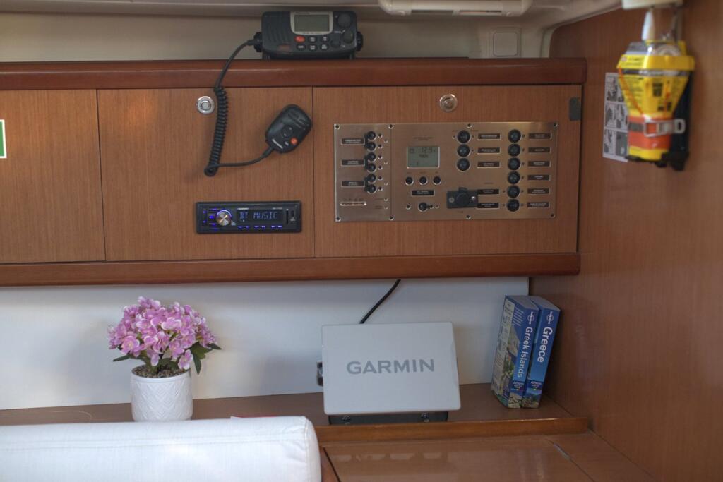 Sailing yacht 