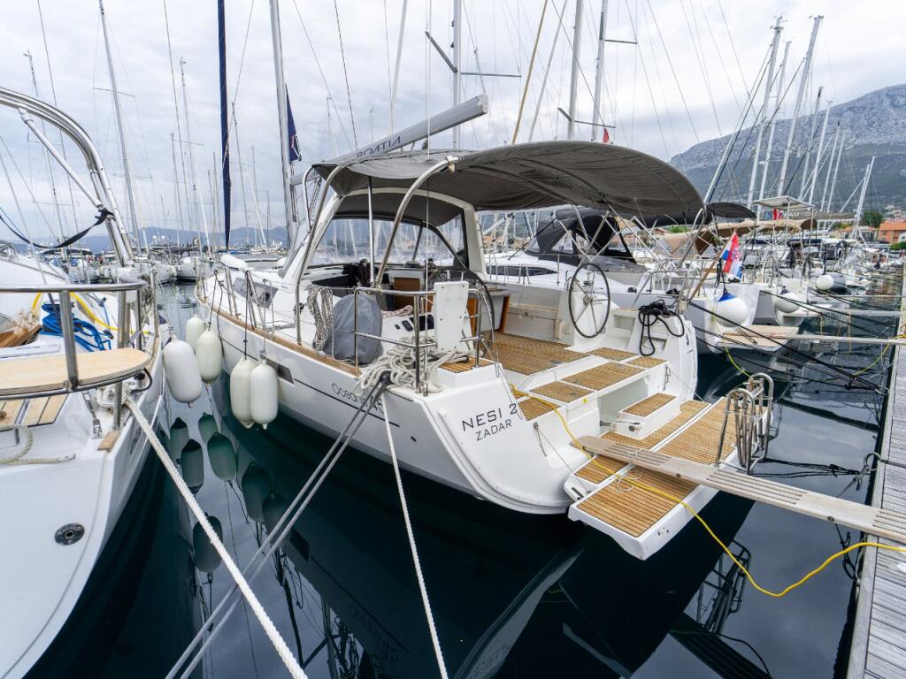 Sailing yacht 