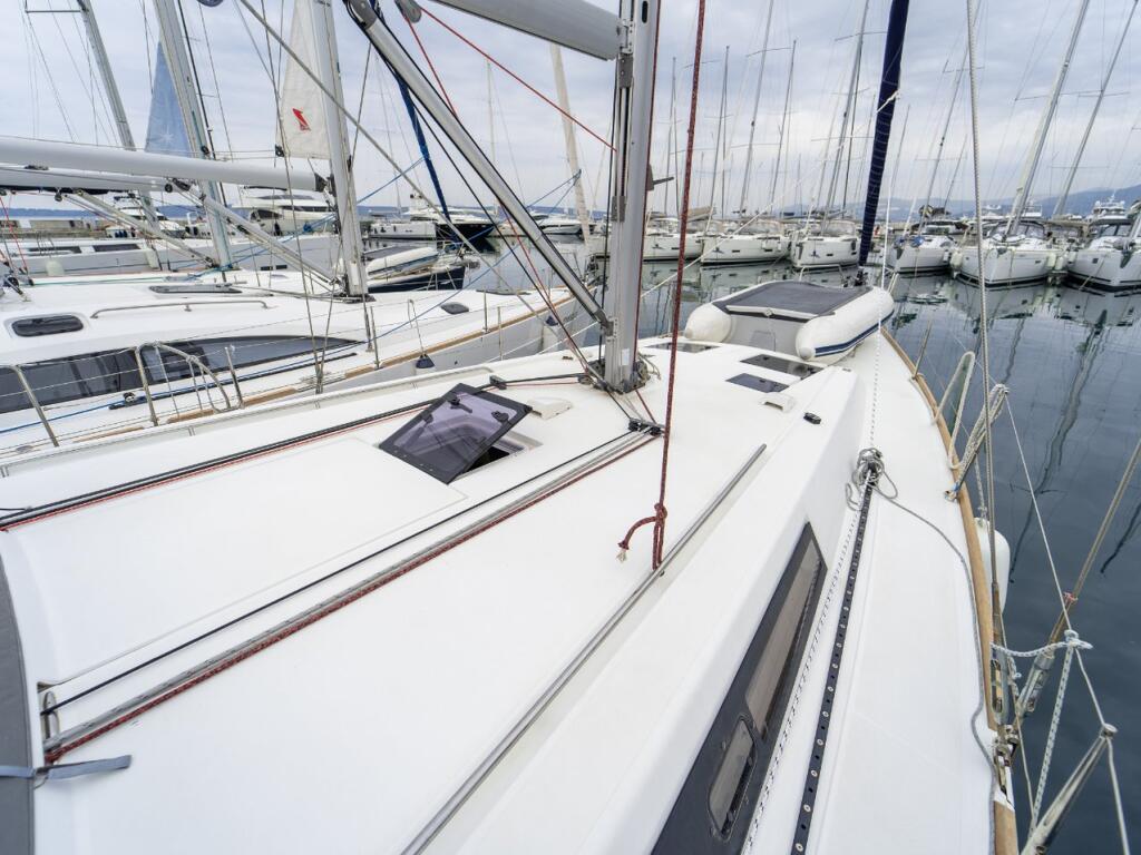 Sailing yacht 