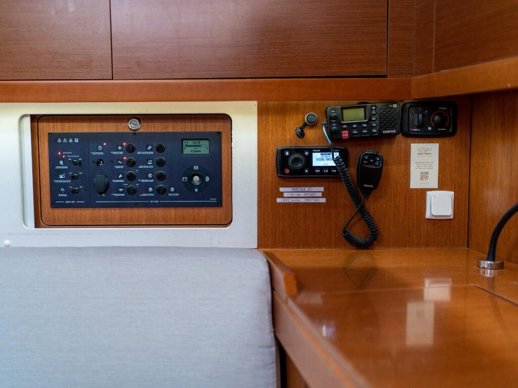 Sailing yacht 