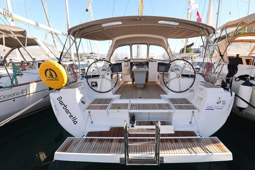 Sailing yacht 