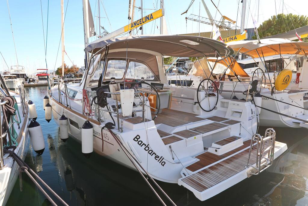 Sailing yacht 
