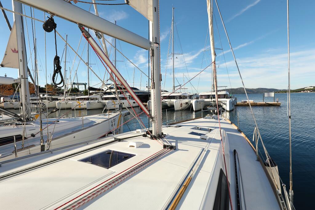 Sailing yacht 