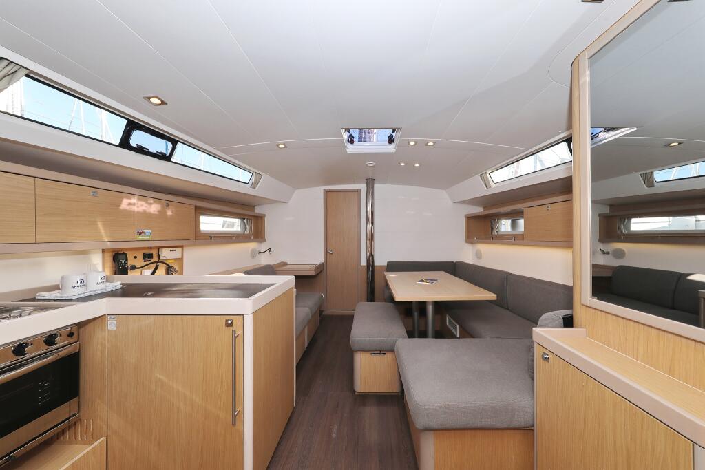 Sailing yacht 