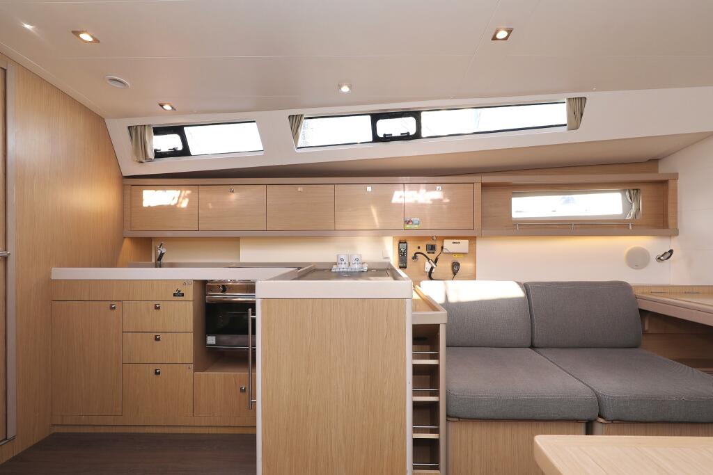 Sailing yacht 