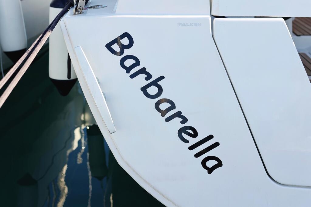 Sailing yacht 
