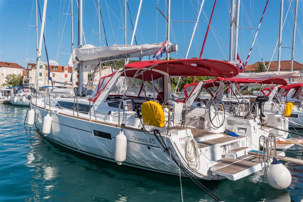 Sailing yacht 