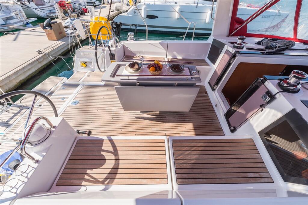 Sailing yacht 