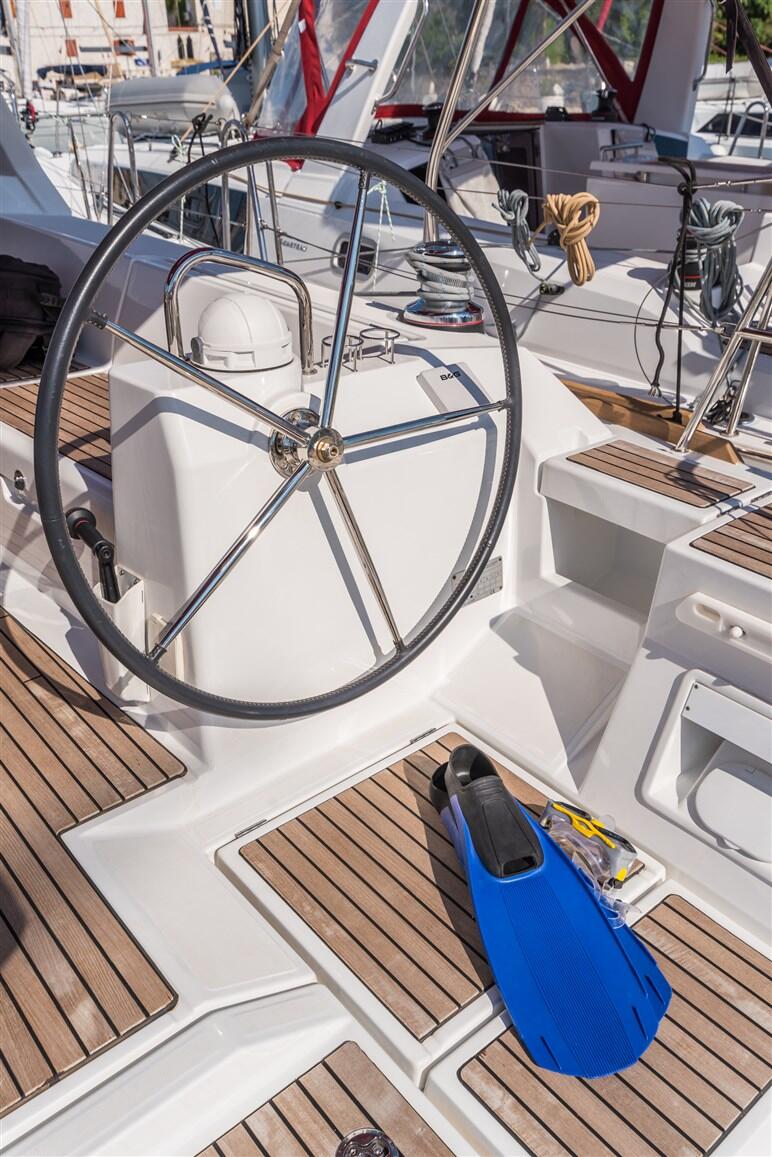 Sailing yacht 