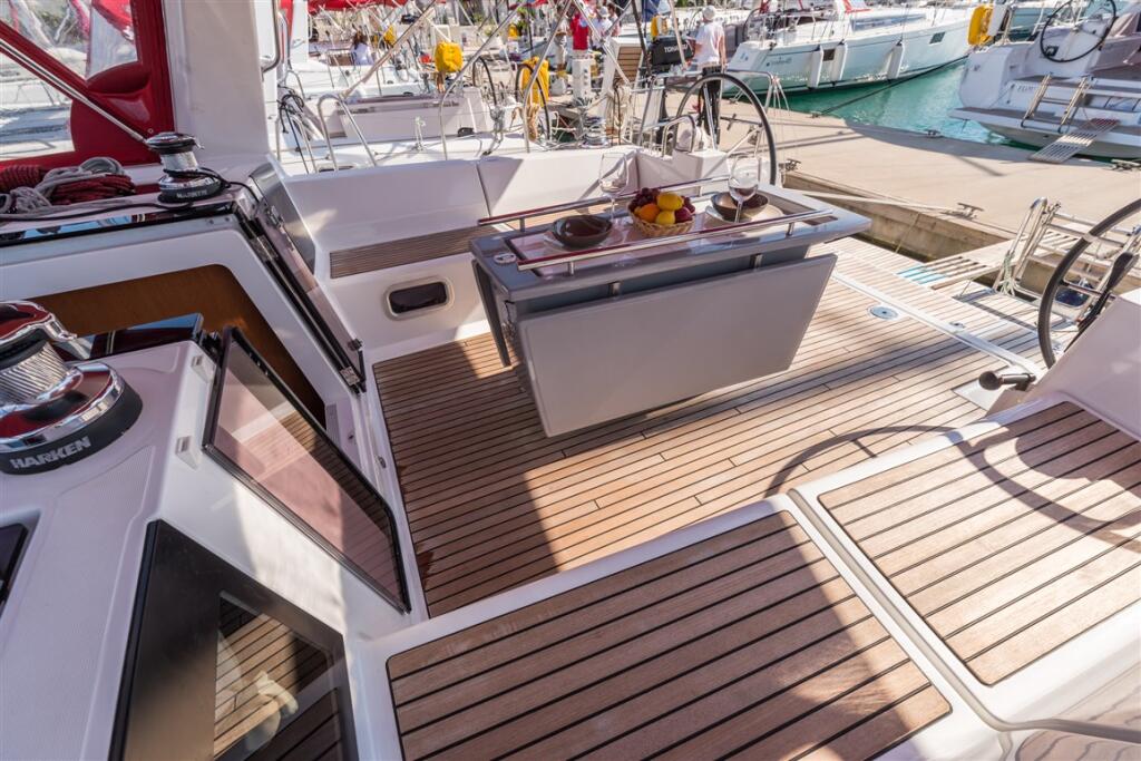 Sailing yacht 