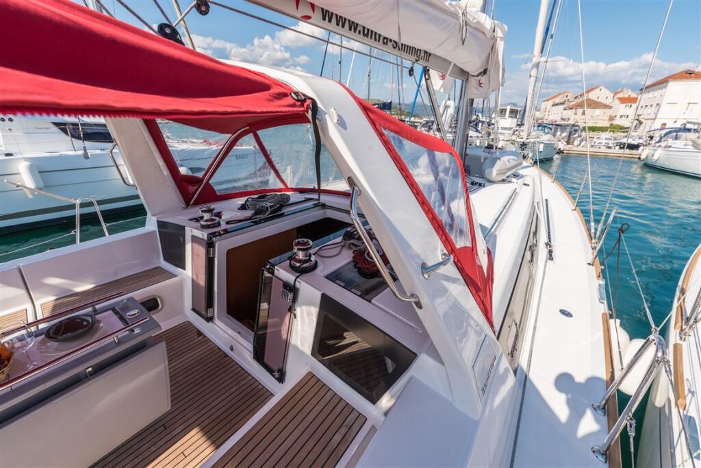 Sailing yacht 