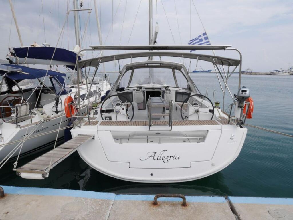 Sailing yacht 