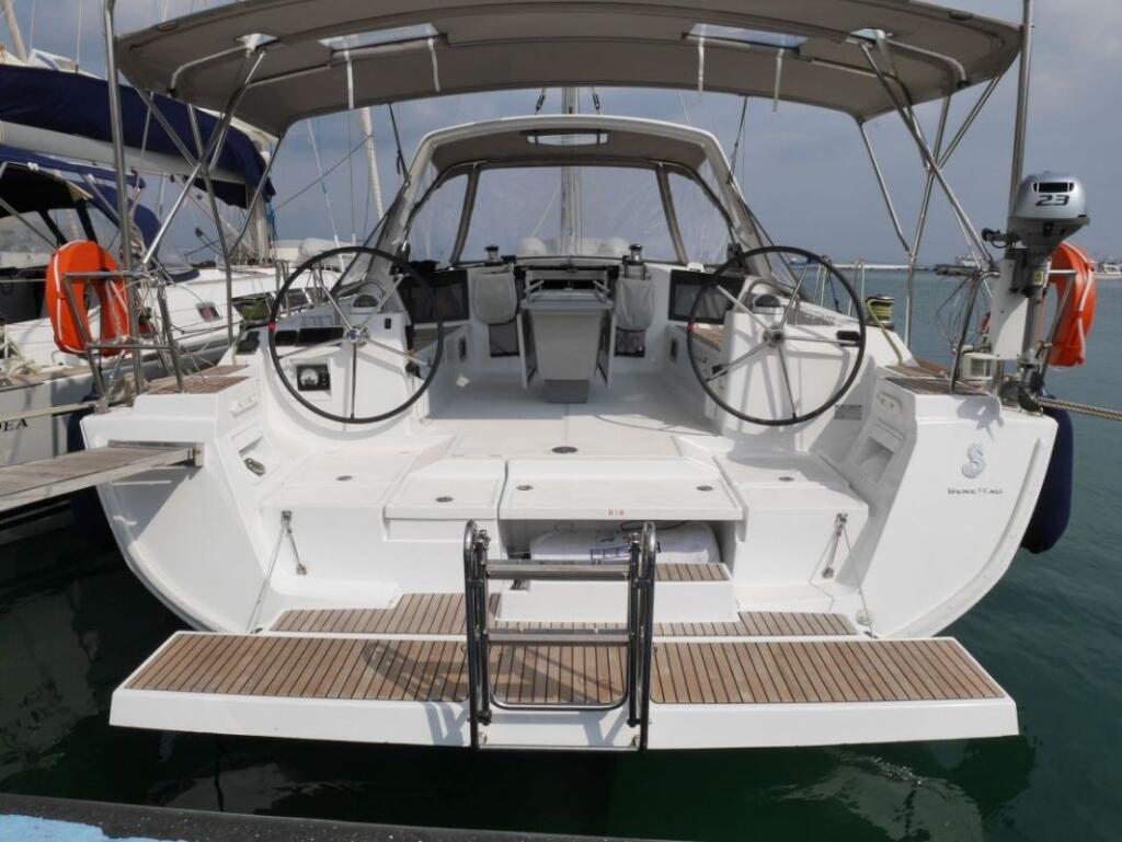 Sailing yacht 