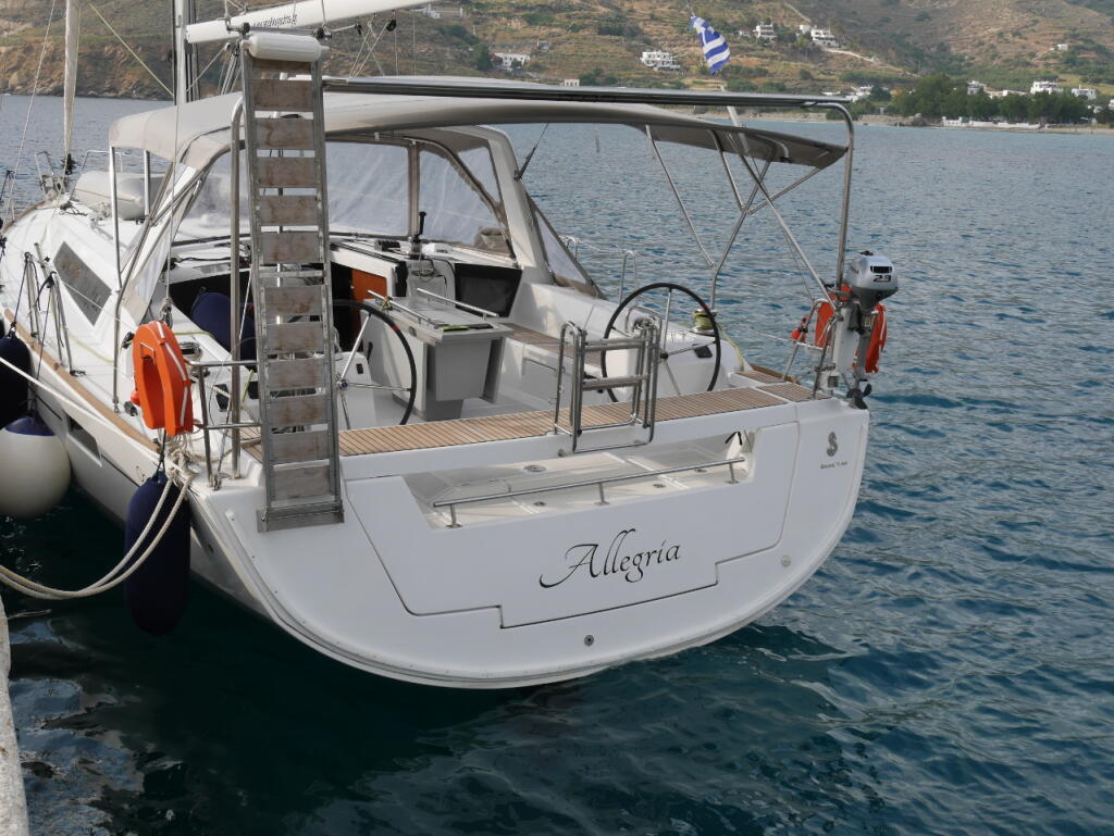 Sailing yacht 