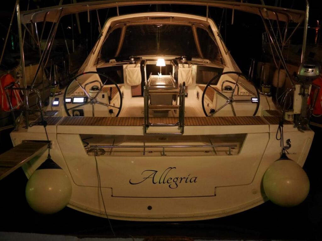 Sailing yacht 