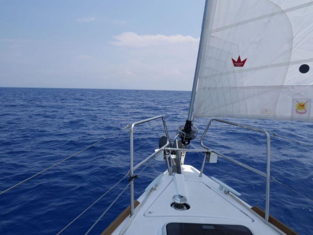Sailing yacht 