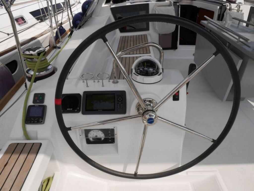 Sailing yacht 