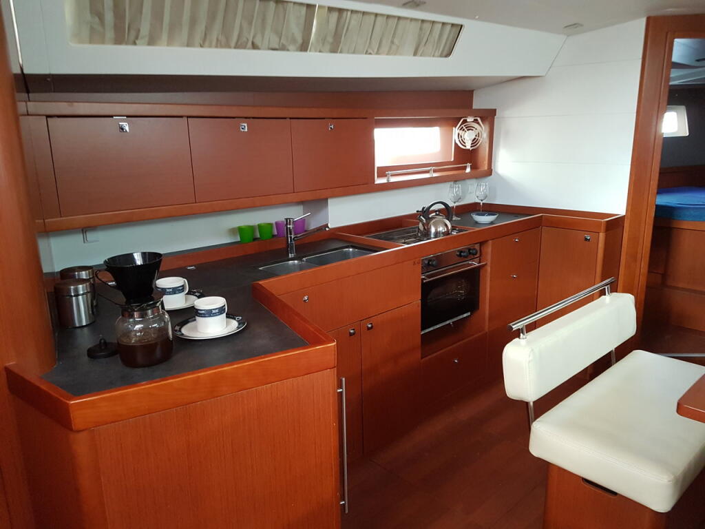 Sailing yacht 