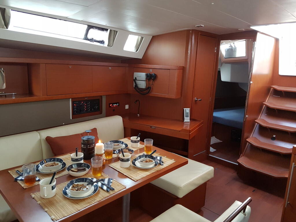 Sailing yacht 