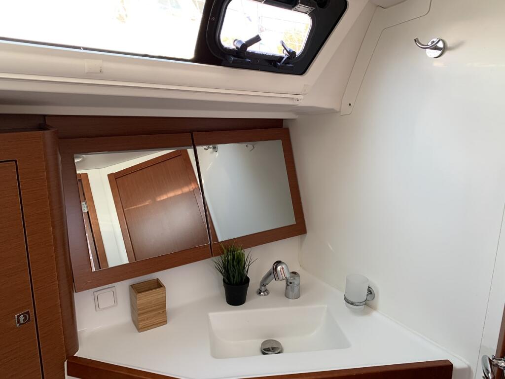 Sailing yacht 
