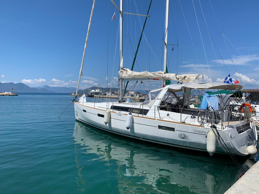 Sailing yacht 