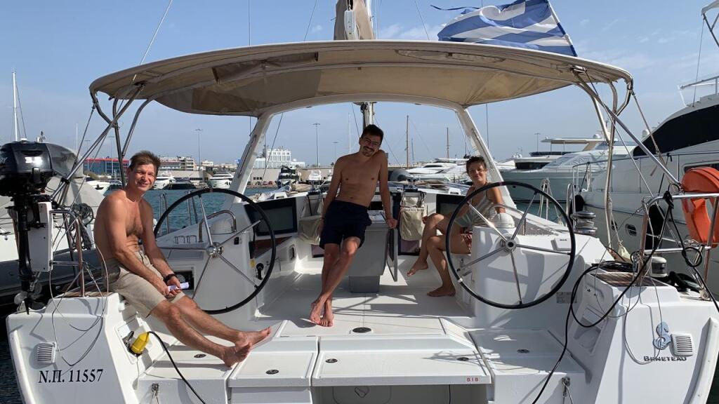 Sailing yacht 