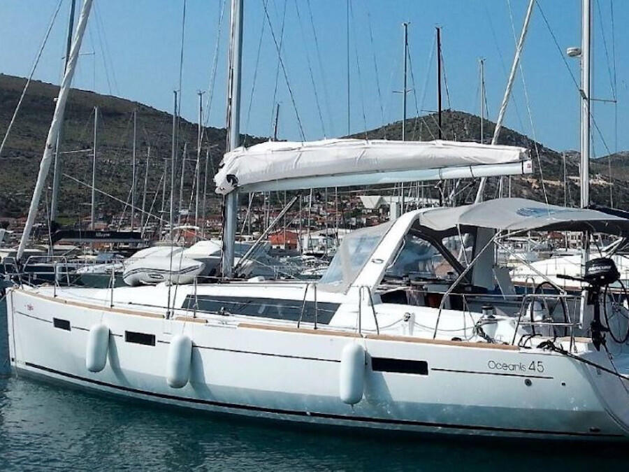 Sailing yacht 