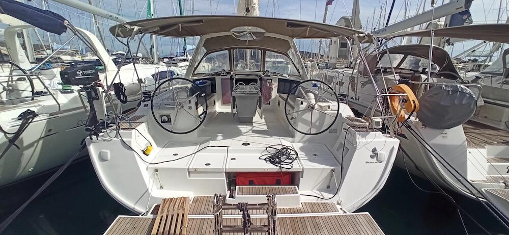 Sailing yacht 