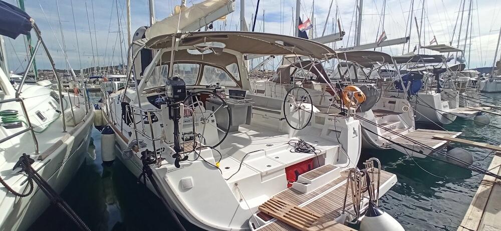 Sailing yacht 