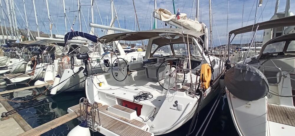Sailing yacht 