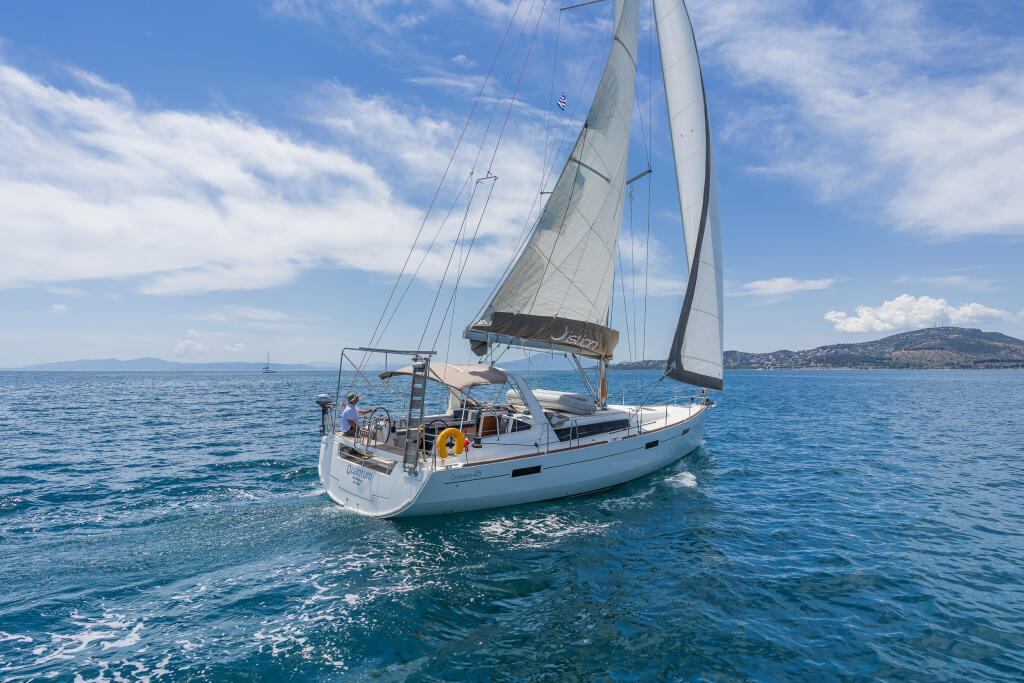 Sailing yacht 