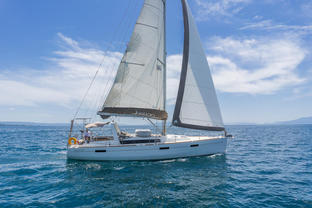 Sailing yacht 