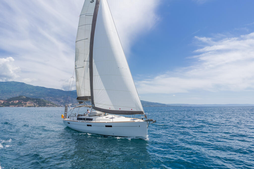 Sailing yacht 