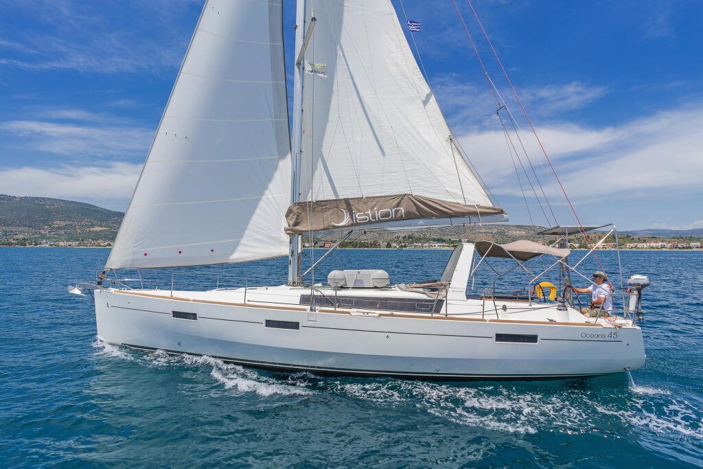 Sailing yacht 