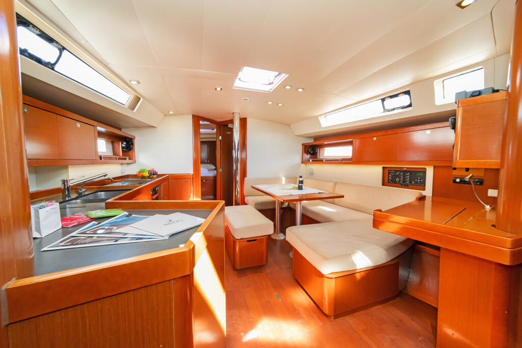 Sailing yacht 