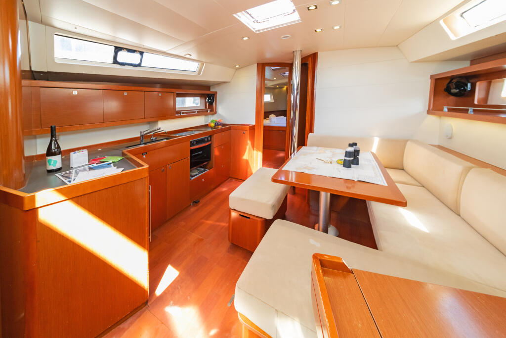 Sailing yacht 