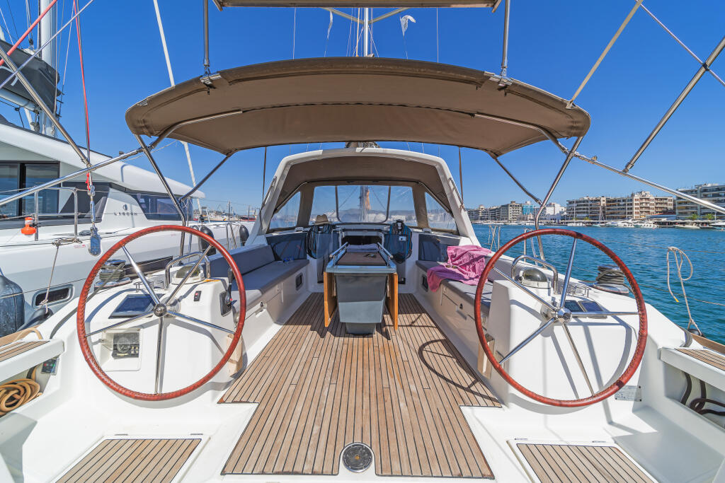 Sailing yacht 