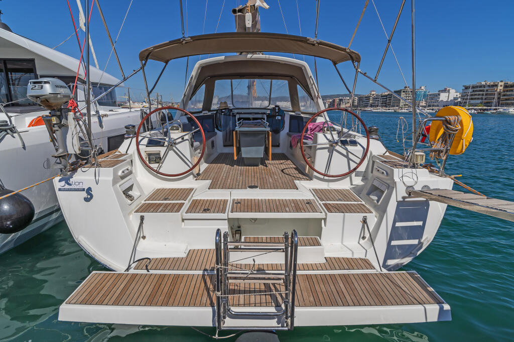 Sailing yacht 