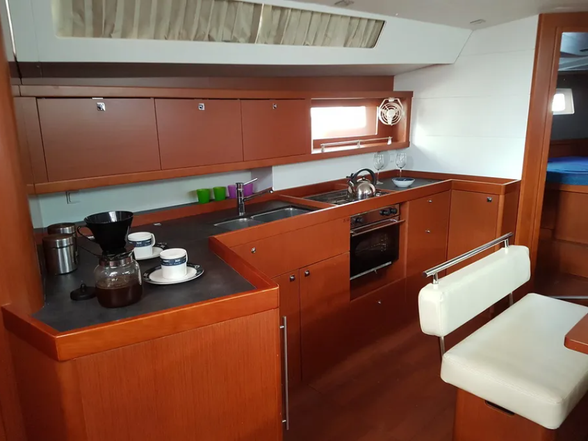 Sailing yacht 