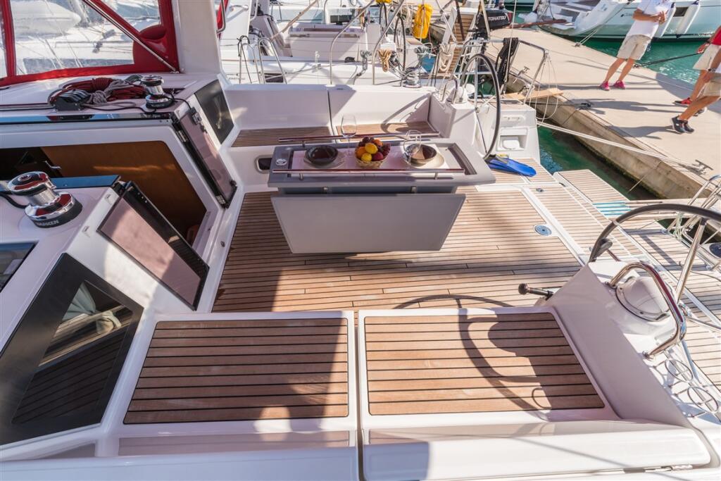 Sailing yacht 