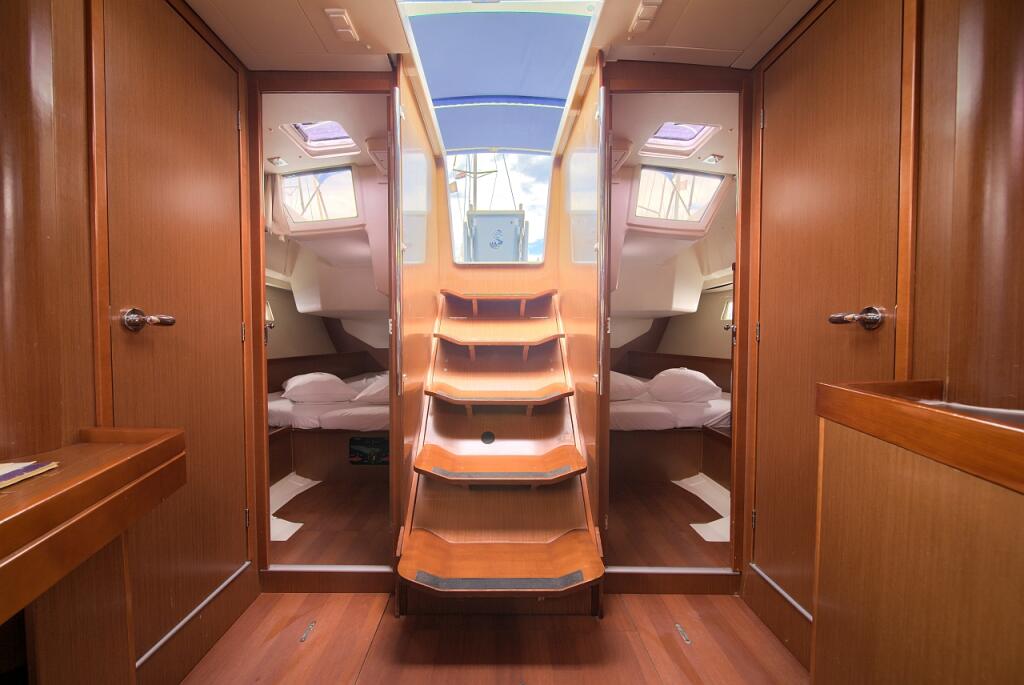 Sailing yacht 