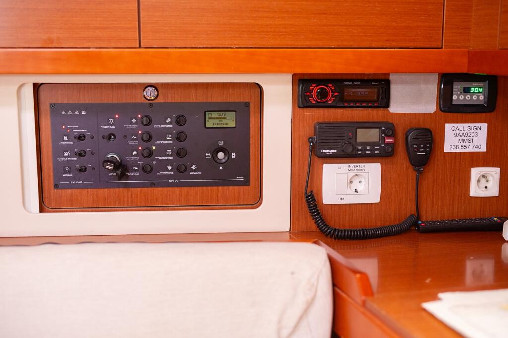 Sailing yacht 
