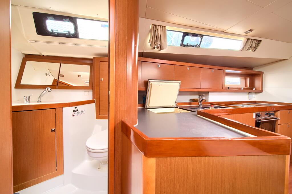 Sailing yacht 