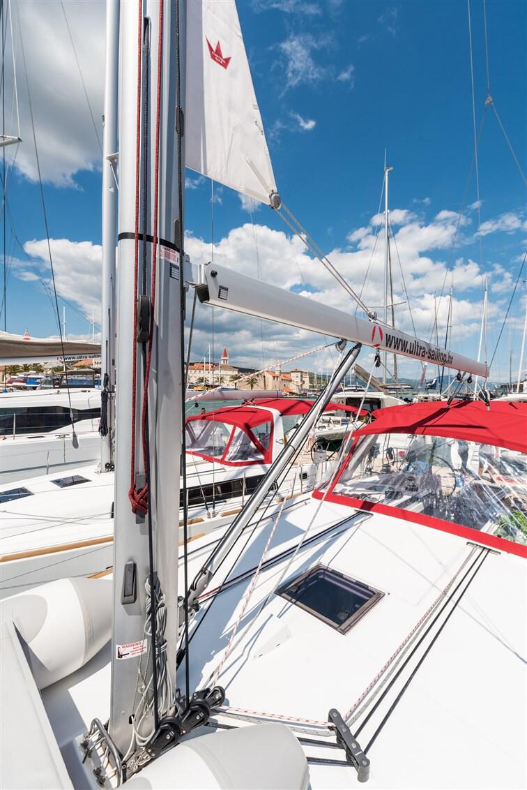Sailing yacht 