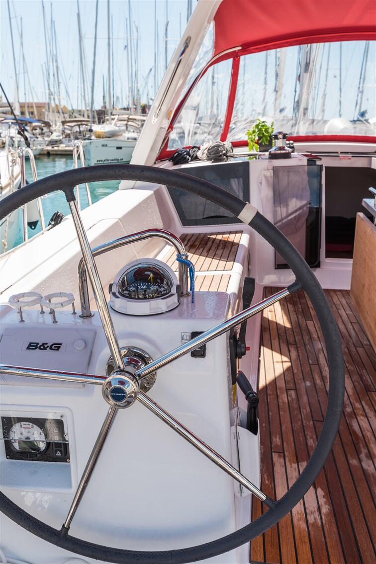 Sailing yacht 